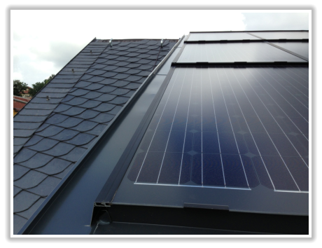 Neue graue Dachziegel neben einer Photovoltaikanlage