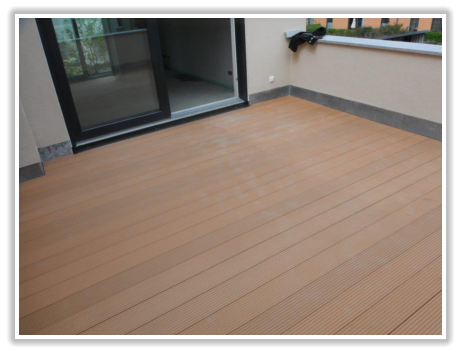Terrasse mit braunen Dachziegeln als Bodenbelag