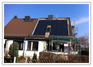Haus mit Dacharbeiten, Gerüst und neuen Dachplatten