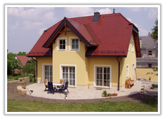 Gelbes Haus mit rotem Ziegeldach und Terrasse