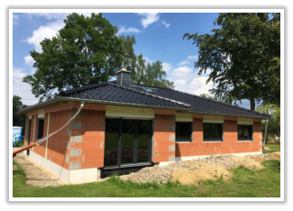 Haus mit neuem schwarzen Flachdach