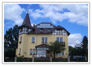 Gelbes Gebäude mit markantem Turm und Dach